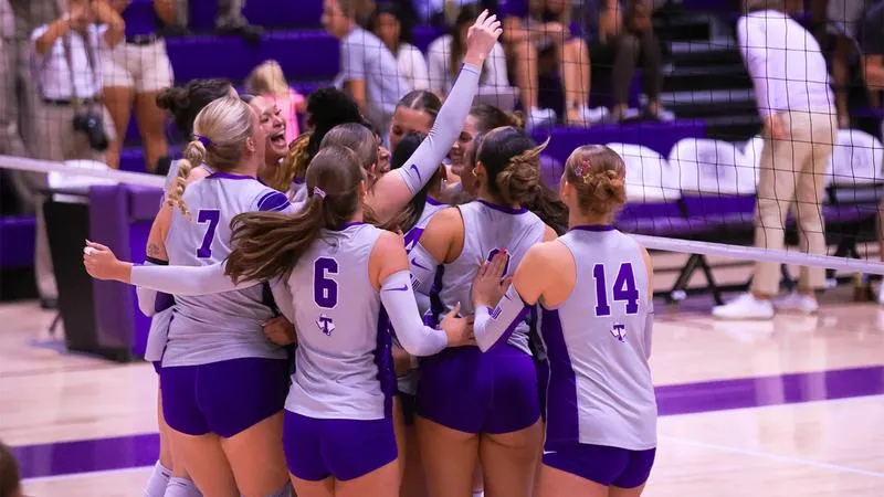 Tarleton State Volleyball hosts Hawaiian Day, takes on North Alabama Saturday