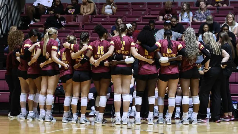 Hilltoppers win in straight sets