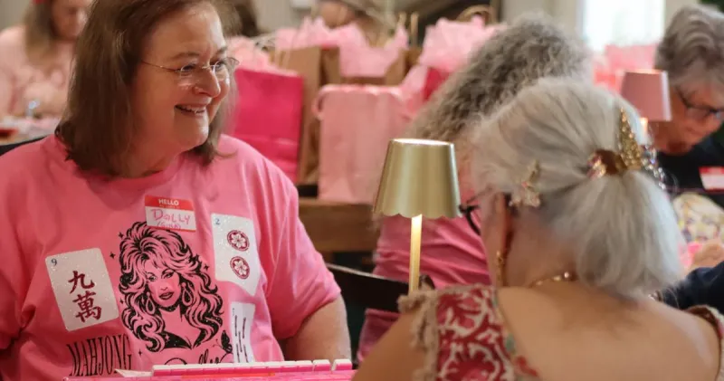 Mahjong players honor Dolly Parton on '9-2-5' day