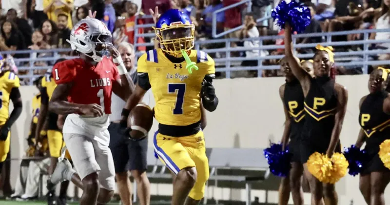 La Vega takes the ball, spotlight in winning DJ Classic vs. Waco High