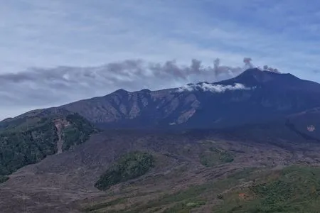 Volcanic ash halts Italy's Catania airport for third day in a row