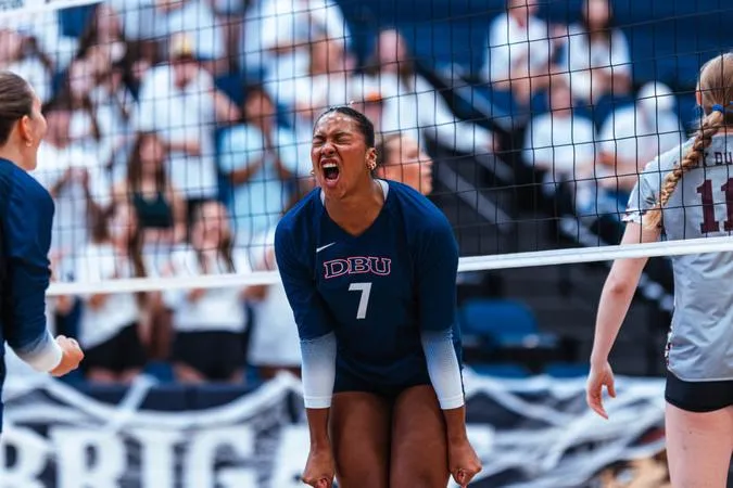 Volleyball Battles Western New Mexico on the Road