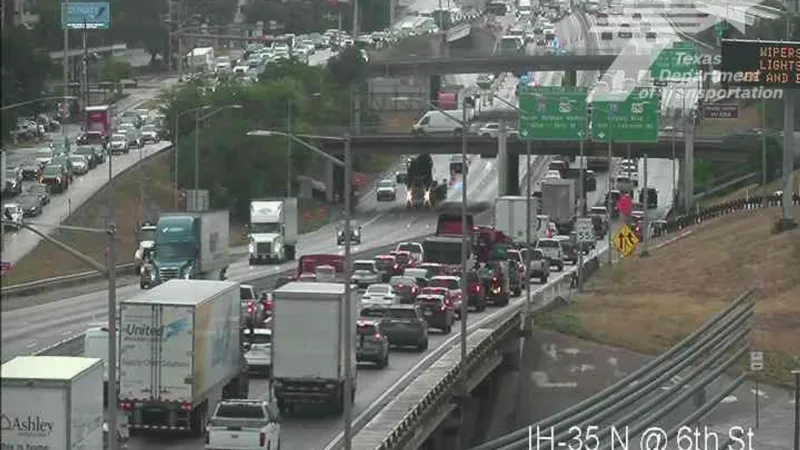 18-wheeler strikes bridge, shuts down southbound I-35 in downtown Austin