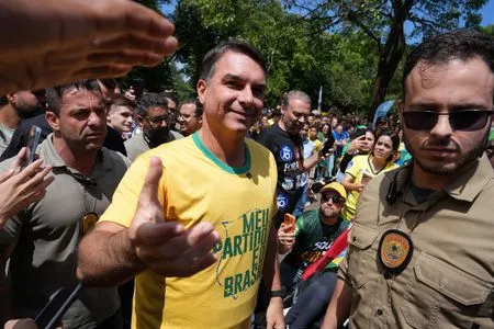 Lula's lead over Bolsonaro narrows ahead of Brazil vote, CNT/MDA poll shows