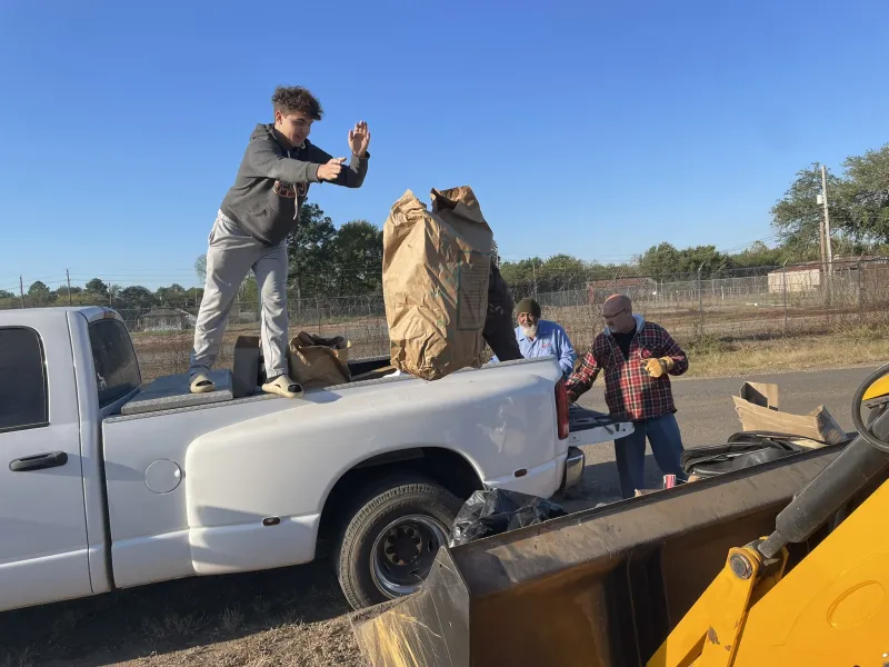 Citywide clean-up collects helpers ahead of latest trash collection