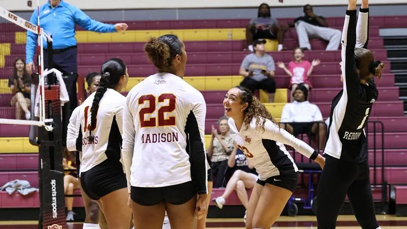 Mustangs cruise to third consecutive victory with straight-set win at Cameron