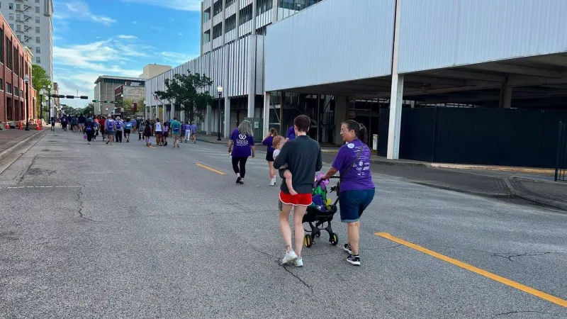 Beaumont Walk to End Alzheimer's draws large crowd, honors former NFL player Pollard