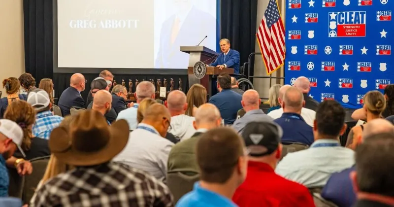 Governor Abbott honors officer of the year at CLEAT convention