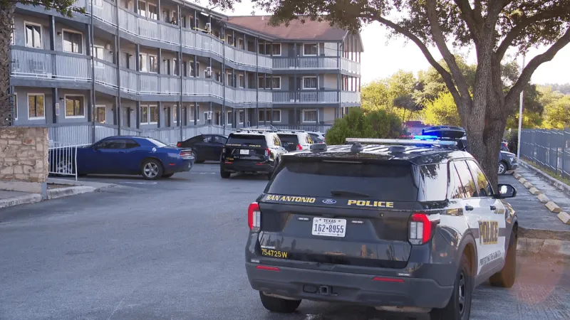 Man hospitalized after woman stabs him at West Side apartment complex