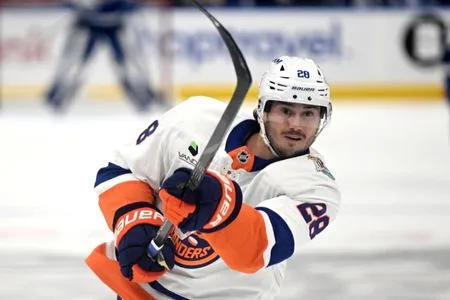 Islanders D Alexander Romanov (ACL) out 6-8 months