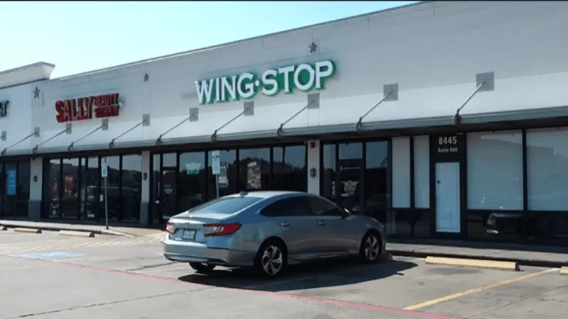 Video shows tense confrontation after woman allegedly pulls gun at Port Arthur Wingstop