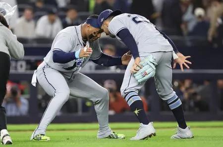 MLB roundup: Rays, Dodgers, Brewers wrap up division series