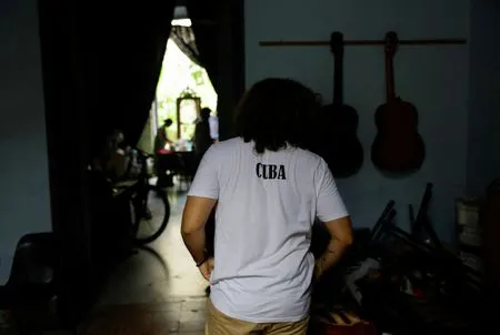 Cuban actors insist the show must go on despite blackouts