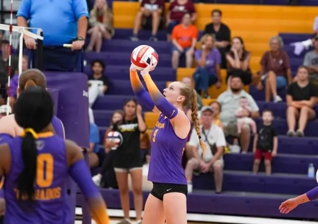 Volleyball Battles Southwestern in Four-Set Match