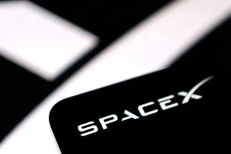 SpaceX takes aim at US wireless carriers with spectrum acquisition