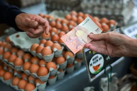 Euro skids toward fifth weekly fall but selling pressure slows