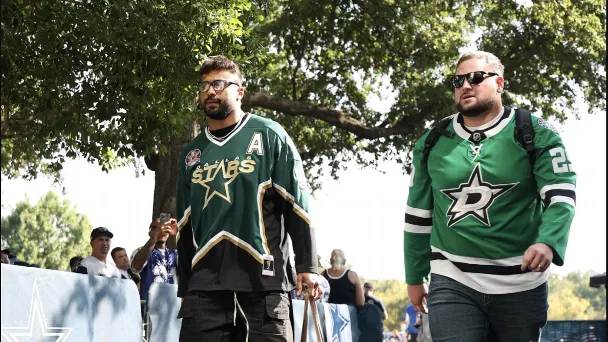 NFL Week 5 arrivals: Cowboys show Dallas Stars love ahead of TNF
