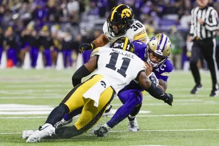 Washington QB Demond Williams Jr. exits Iowa game due to injury