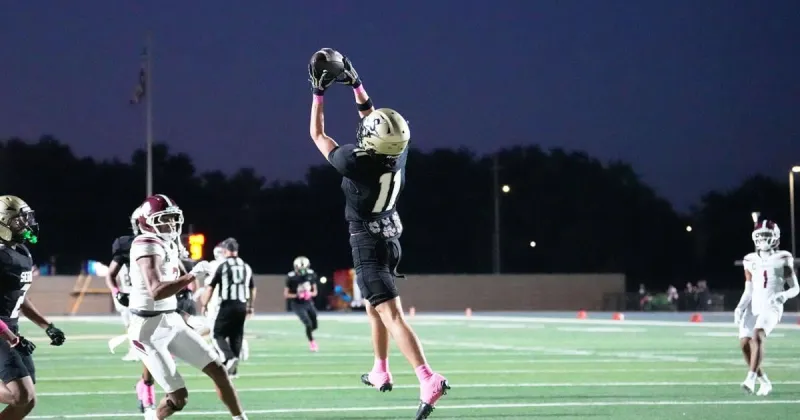 Matadors grind out late defensive stand to defeat Lockhart, 21-14