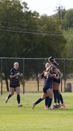 Preview: Lady Jackets travel to Schreiner