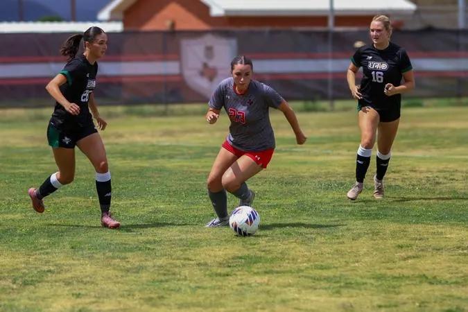 Lobos Duke It Out With Mustangs
