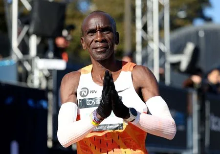 Athletics-Kipchoge wins first marathon in three years in Melbourne