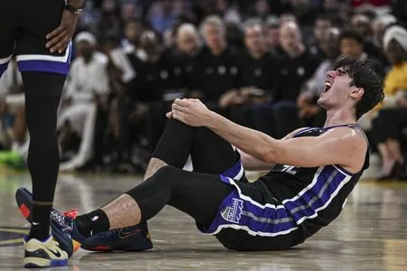 Kings C Maxime Raynaud exits preseason game with right knee injury