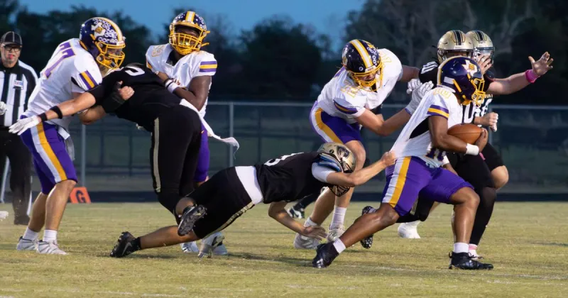 WEEK 7 ROUNDUP: Angleton stays perfect, Sweeny notches clutch win