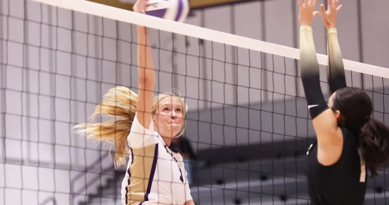 Floresville delivers Navarro a 4-set loss