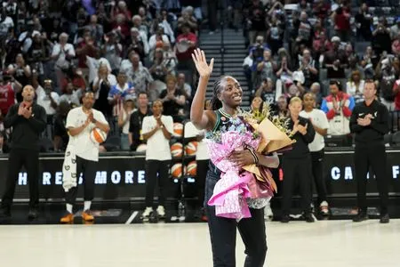 Nneka Ogwumike wins sportsmanship honor for fifth time
