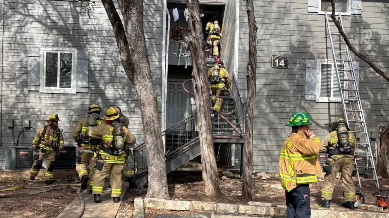 Crews extinguish apartment fire in South Austin
