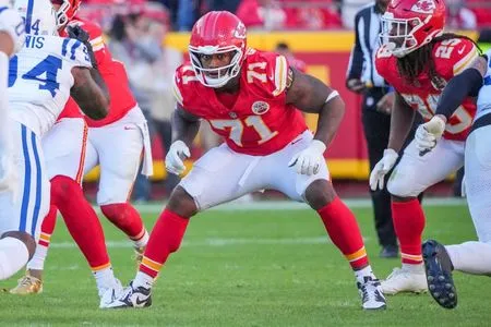 Chiefs LT Josh Simmons returns to practice for first time since camp