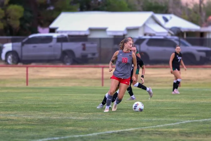 Lobos See Greyhounds Squeeze By