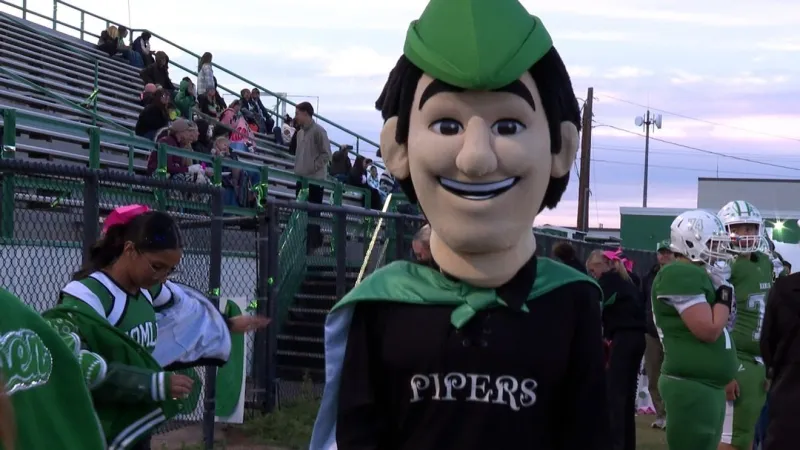 Chilly night sets stage for Hamlin Pied Pipers vs. Winters Blizzards showdown
