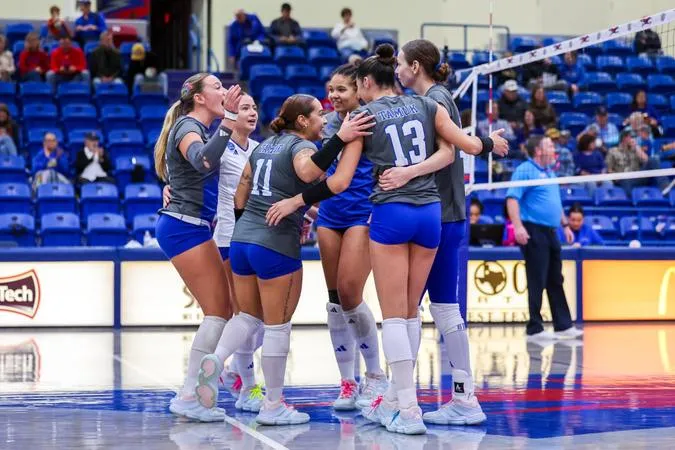 Javelinas fall in straight sets to LCU, Back at home on Monday
