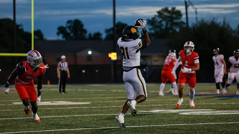 Huskies pull away late from Lion Football
