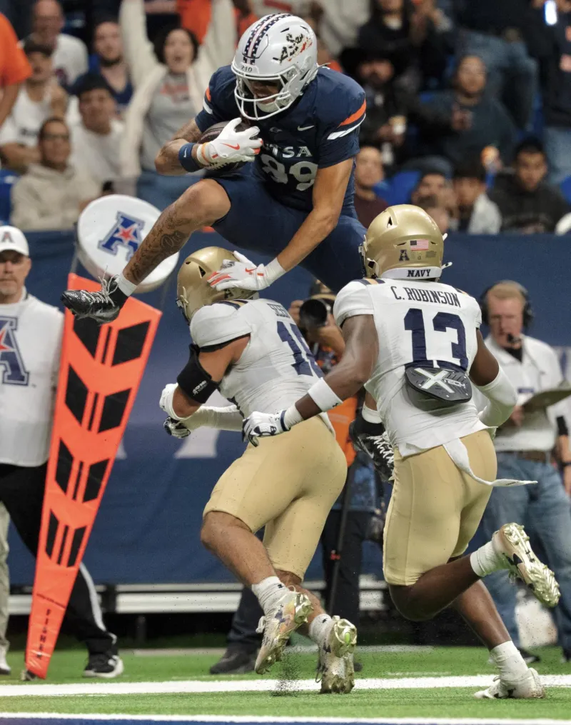 UTSA trades blows with Navy, prevails in McCown masterpiece