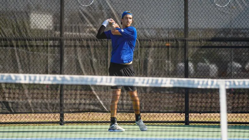Islanders Tennis Finishes Play in Houston
