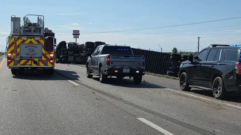18-wheeler rollover results in massive traffic backup on I-35, crews cleaning scene