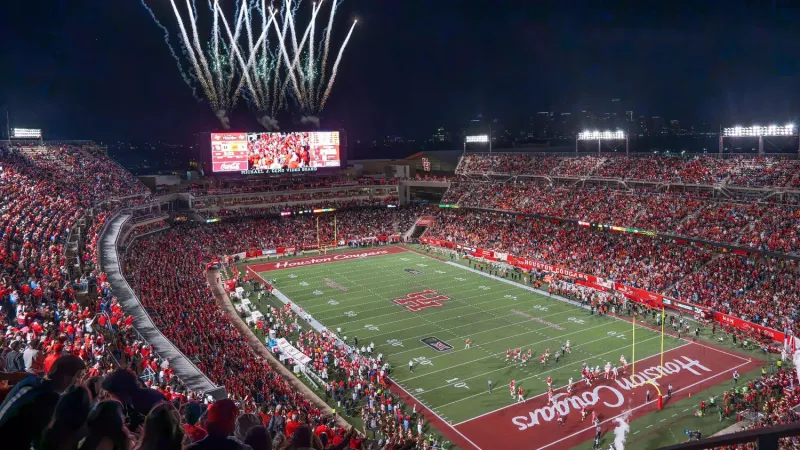 Houston holds off Oklahoma State in 35-32 thriller