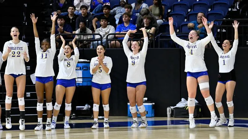 No. 5 Volleyball Rumbles Past Western New Mexico to Extend Winning Streak to 13