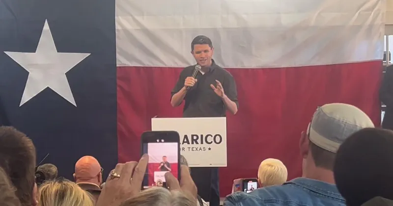 Talarico draws large crowd during campaign stop in Texarkana