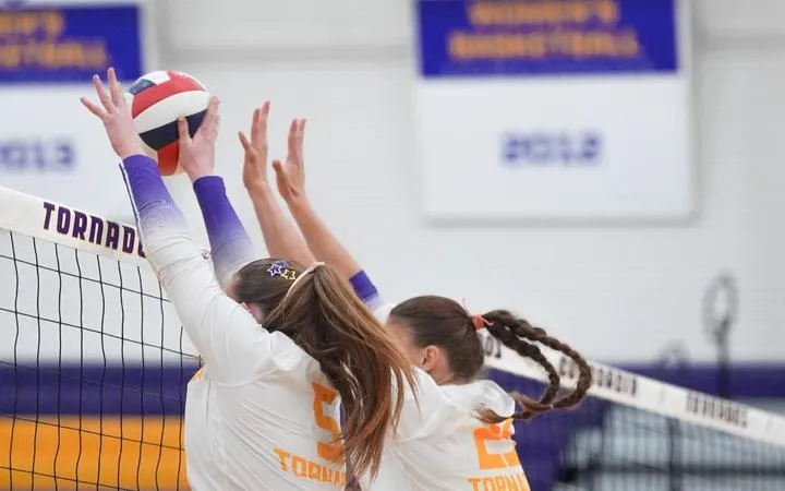Volleyball Falls to Mary Hardin-Baylor in Four Sets
