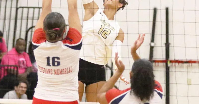 Seguin secures playoff spot with win over Lehman