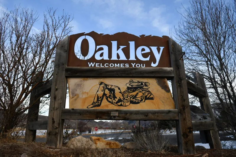 Oakley propone pequeo aumento de impuestos para cubrir costos de proyectos de infraestructura