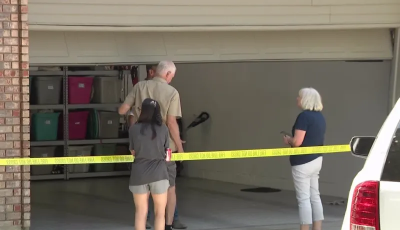 Runaway mail truck damages 2 Sandy homes