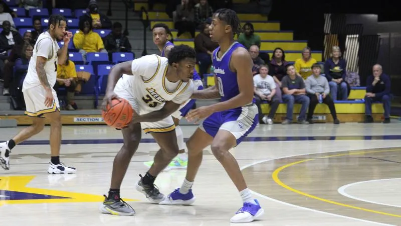 Men's basketball limits No. 1 CNU to season-low point total in tight loss to Captains