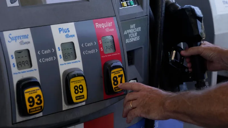 Virginia gas prices drop a quarter in a month, national averages plummet
