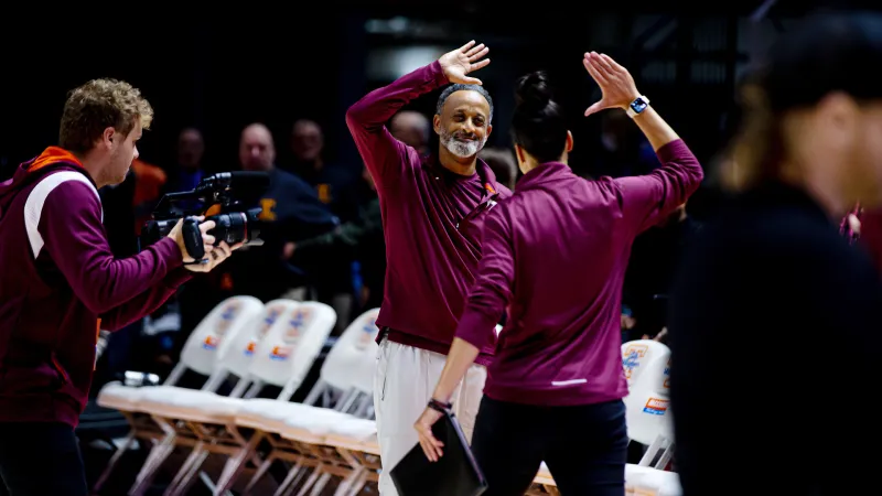 Women's hoops moves to No. 7 in AP Poll