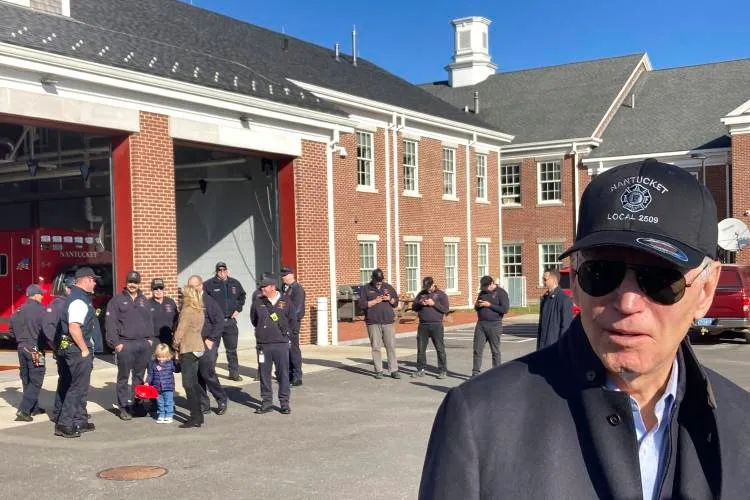 Biden brings Thanksgiving pies to Nantucket first responders